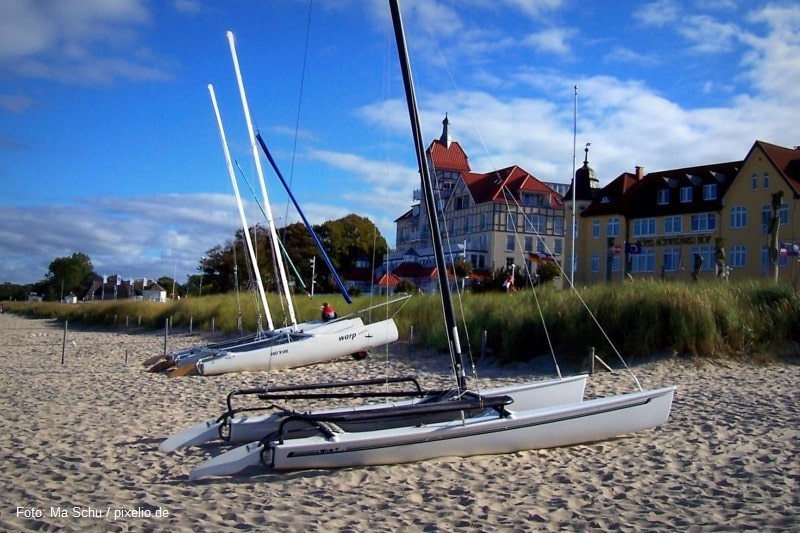 Seegelboote vor dem Haus Meeresblick in Kühlungsborn an der Ostsee