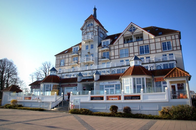 Haupteingang vom Haus Meeresblick zur Strandpromenade in Kühlungsborn an der Ostsee