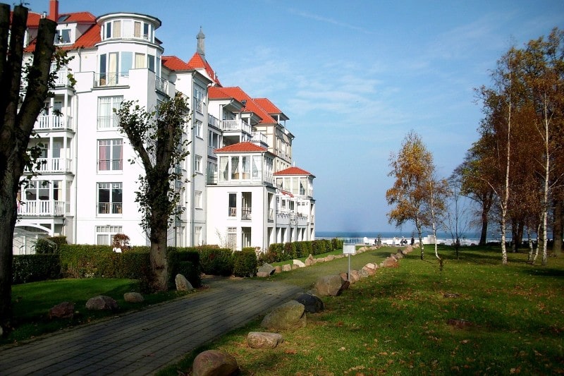 Blick vom Park auf das Haus Meeresblick in Kühlungsborn an der Ostsee